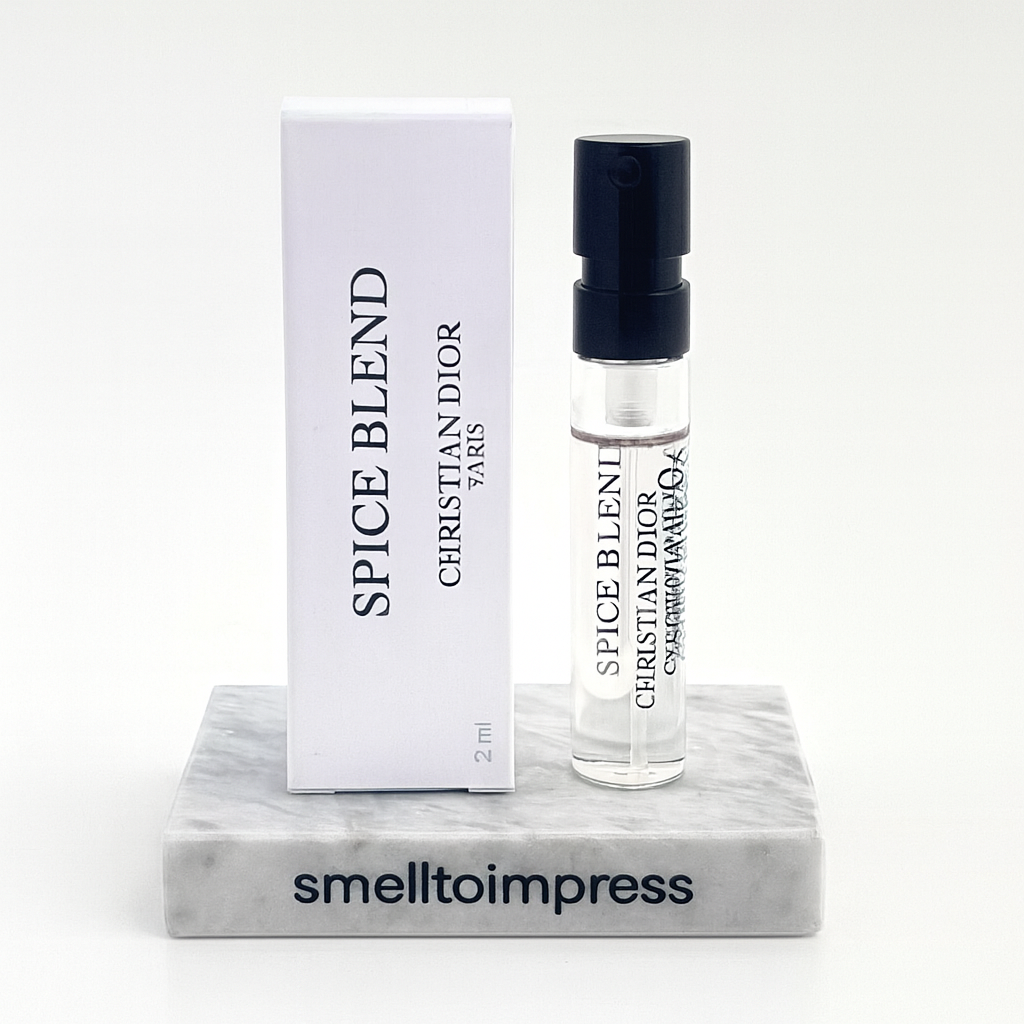 détail de CHRISTIAN DIOR SPICE BLEND (Unisexe) EDP 1,2 ML échantillons de parfum officiels sur un présentoir en marbre smelltoimpress