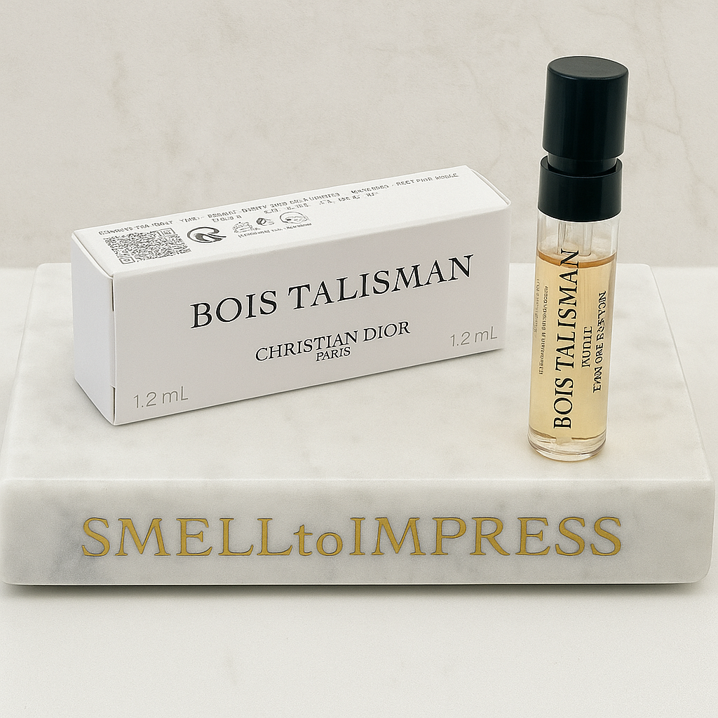Christian Dior – Échantillons officiels de parfum Bois Talisman sur un présentoir marble smelltoimpress