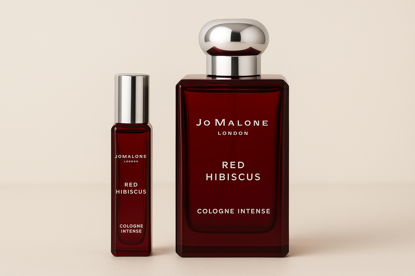 Échantillon de 12 ml de Cologne Intense Jo Malone Red Hibiscus à côté d'un flacon de parfum de 100 ml de Cologne Intense Jo Malone Red Hibiscus qui a une écriture blanche sur un flacon rouge foncé