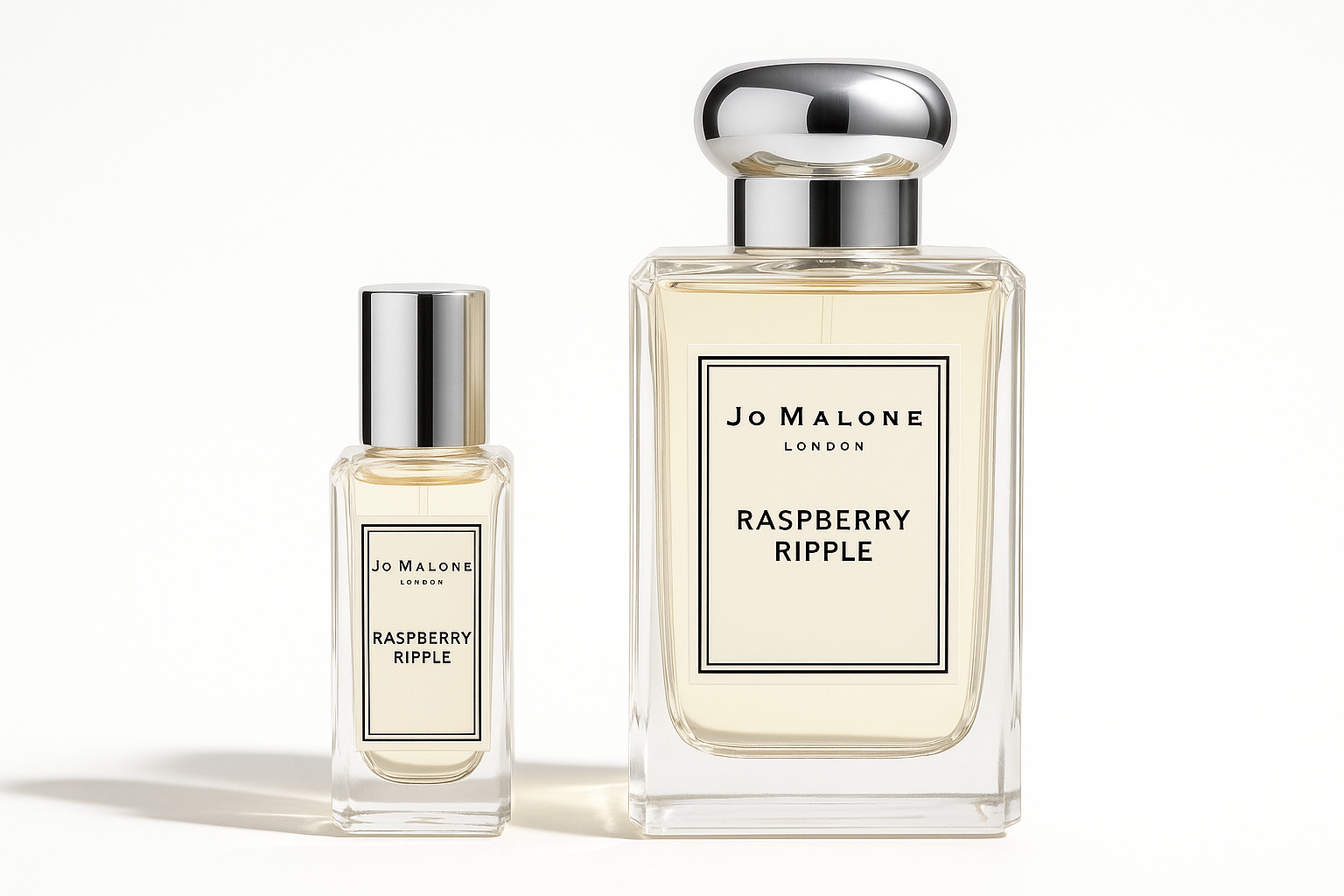 Flacon d'échantillon de 12 ml de Jo Malone Raspberry Ripple à côté du flacon de 100 ml de Jo Malone Raspberry Ripple