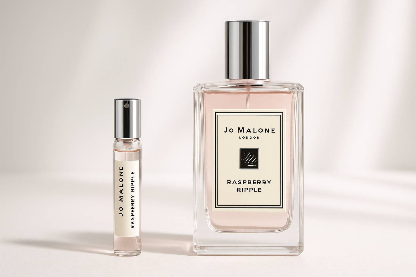 Échantillon de parfum Jo Malone Raspberry Ripple 2 ml à côté d'un flacon de parfum Jo Malone Raspberry Ripple 100 ml