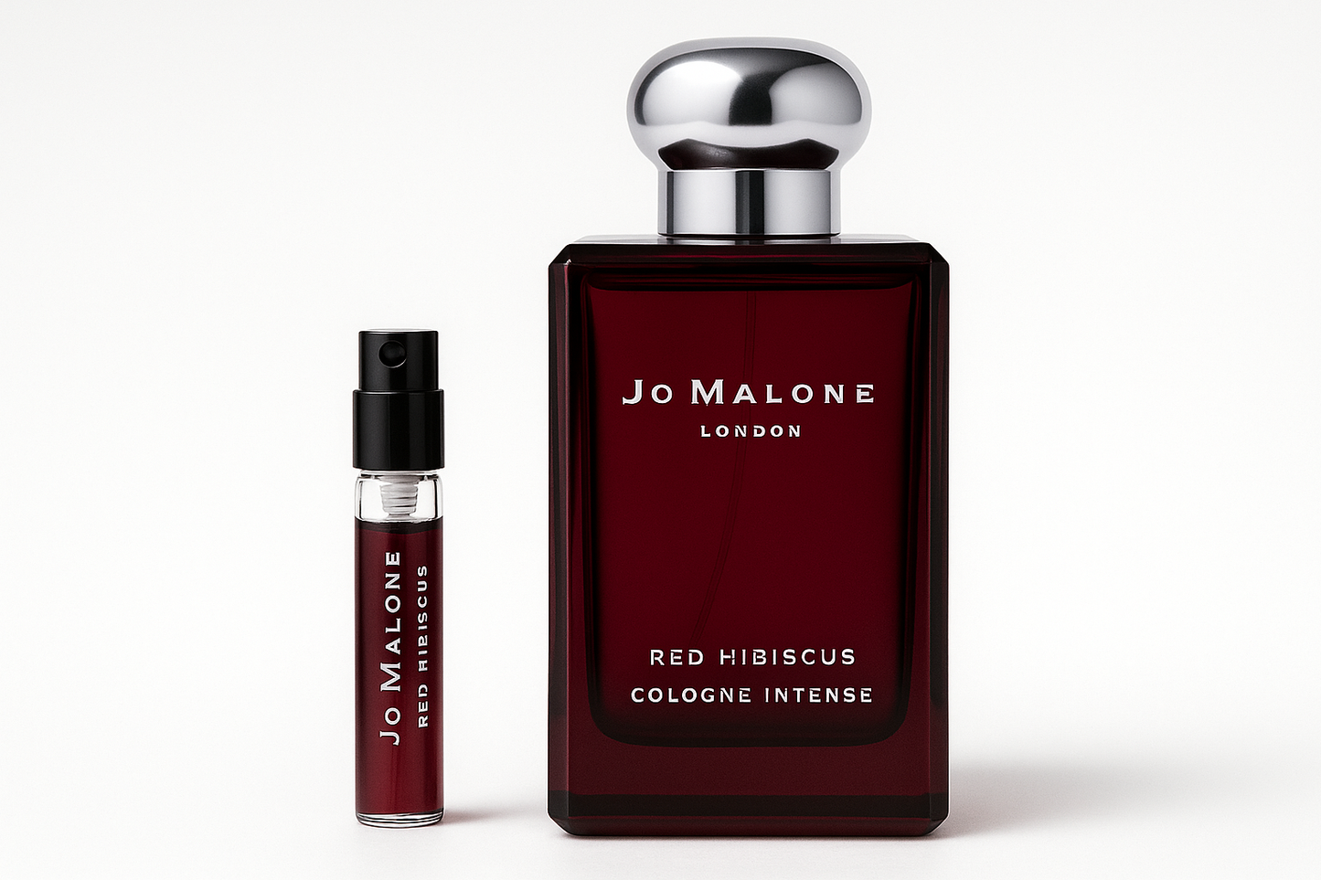 Échantillon de 2 ml de Cologne Intense Jo Malone Red Hibiscus à côté d'un flacon de parfum de 100 ml de Cologne Intense Jo Malone Red Hibiscus qui a une écriture blanche sur un flacon rouge foncé