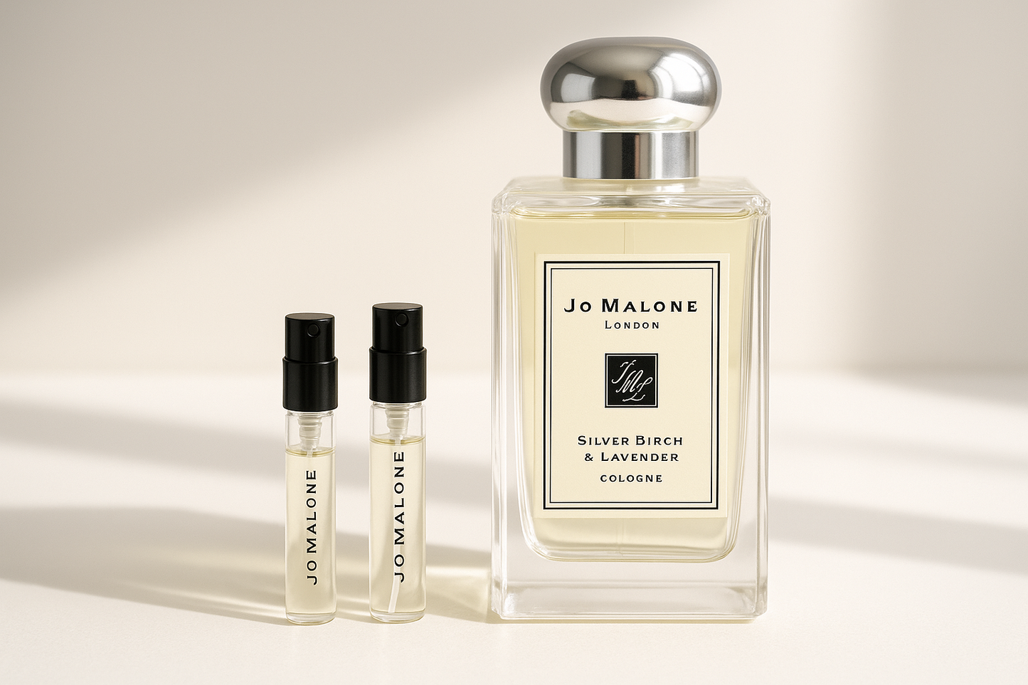 Échantillons de parfum Jo Malone Silver Birch & Lavender Cologne 1 ml debout à côté du parfum Jo Malone Silver Birch 100 ml