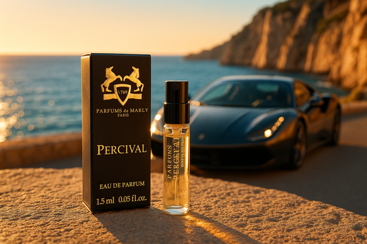Parfums De Marly Percival échantillon de parfum officiel 1,5 ml 0,05 fl. oz. testeur de parfum, voiture de luxe derrière elle au bord de la mer
